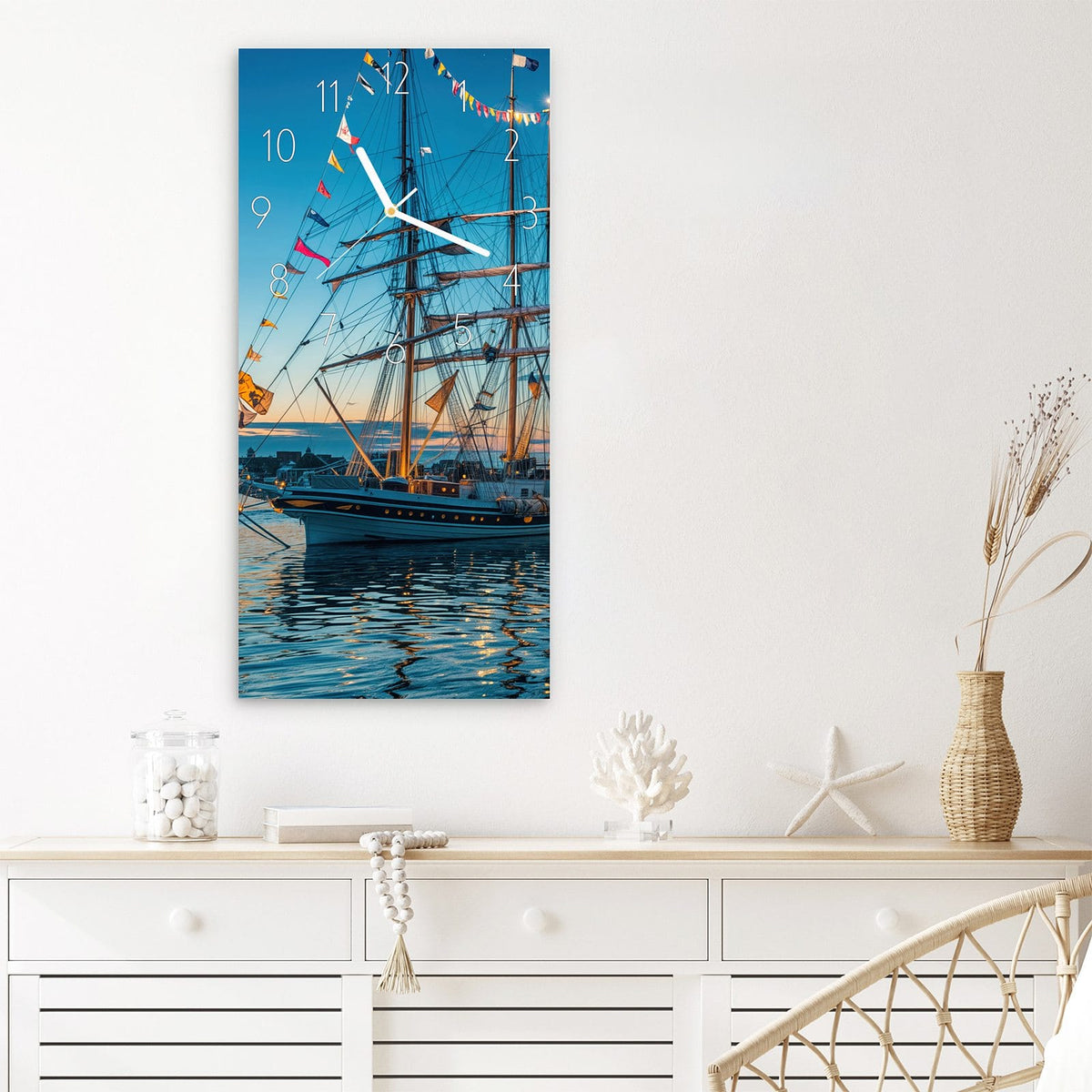 Wanduhr Schiffe im Hafen aus Glas – Segelschiffe im Abendhafen