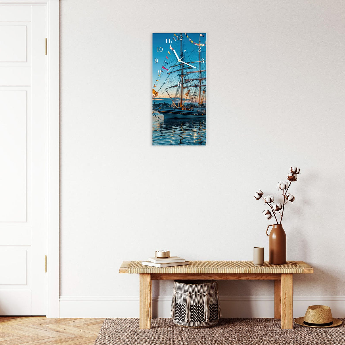 Moderne Wanduhr aus Glas mit Farbtiefe – Wanduhr Schiffe im Hafen aus Glas – Hochformat 30 × 60 cm