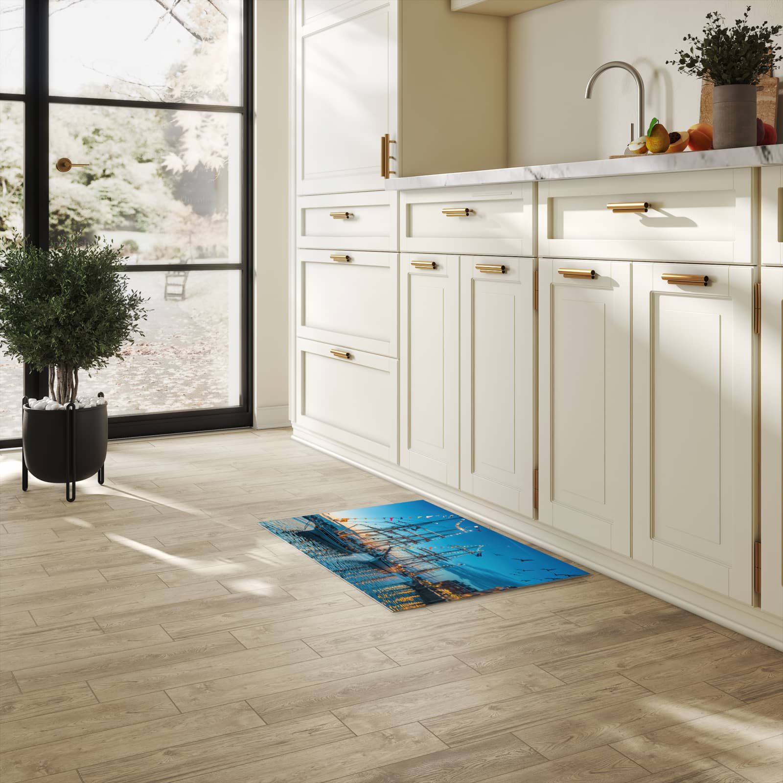 Komfortabler Küchenläufer mit Motiv Schiffe im Hafen in heller Küche für angenehmes Stehen