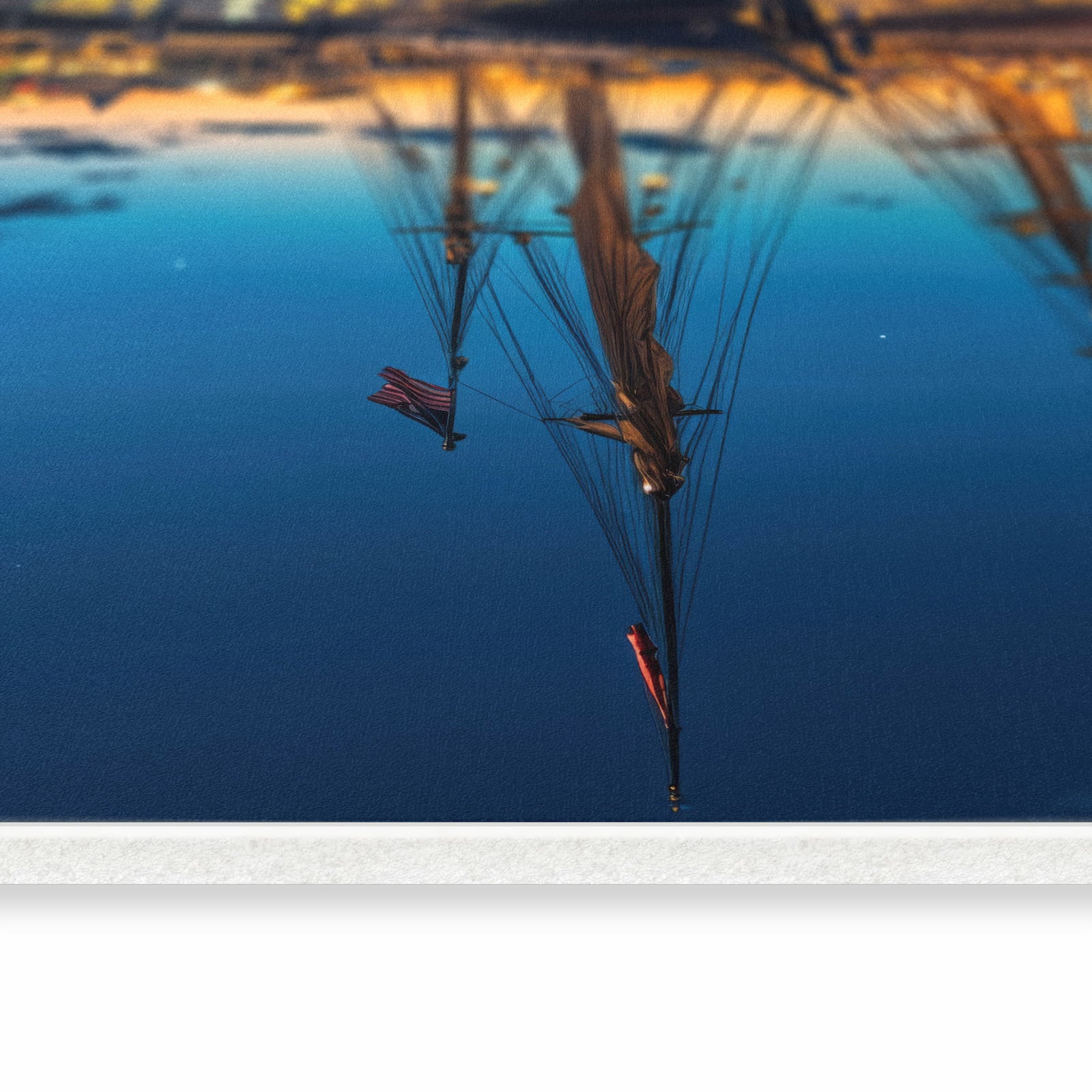 Feuchtigkeitsresistenter Küchenläufer mit Motiv Nachthafen in seitlicher Ansicht