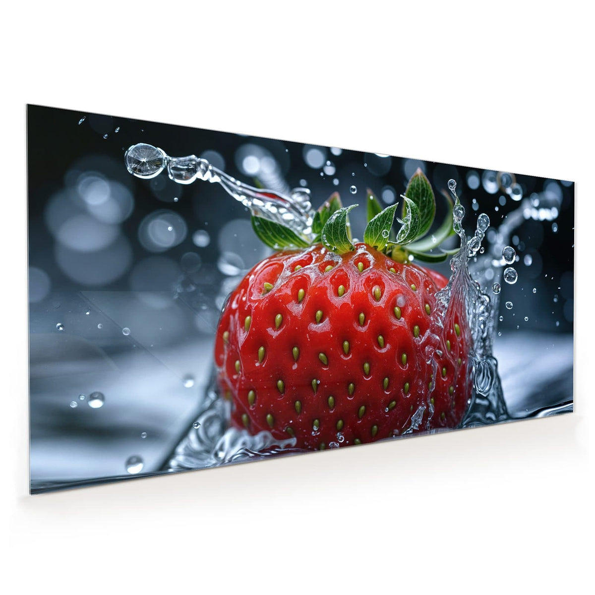 Küchenrückwand aus Glas im Hochformat: Einzelne Erdbeere taucht ins Wasser ein, Spritzkrone und Tropfen vor dunklem Grund