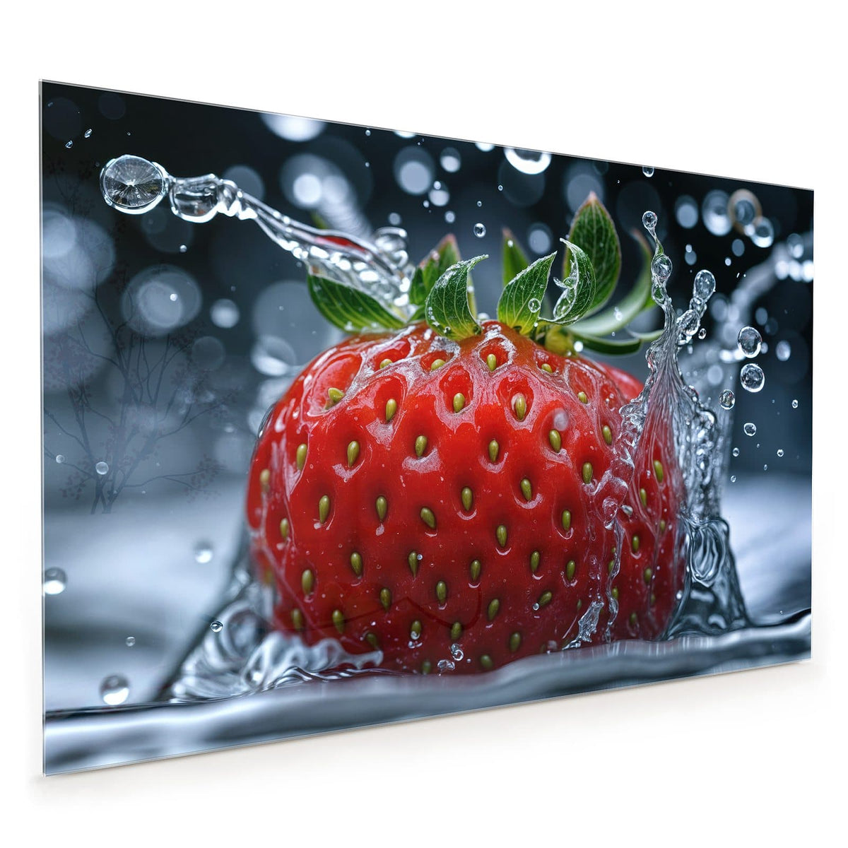 Küchenrückwand aus Glas im Hochformat: Einzelne Erdbeere taucht ins Wasser ein, Spritzkrone und Tropfen vor dunklem Grund