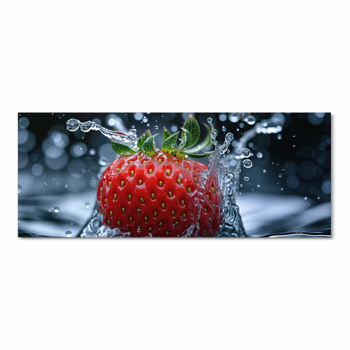 Einzelne Erdbeere taucht ins Wasser ein, Spritzkrone und Tropfen vor dunklem Grund