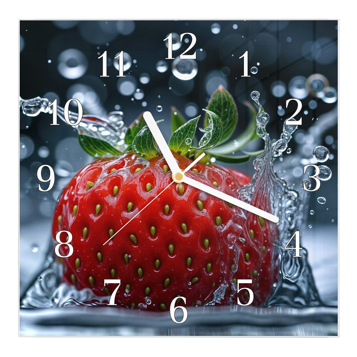 Wanduhr aus Glas, Ziffernblatt Klassisch: Einzelne Erdbeere taucht ins Wasser ein, Spritzkrone und Tropfen vor dunklem Grund