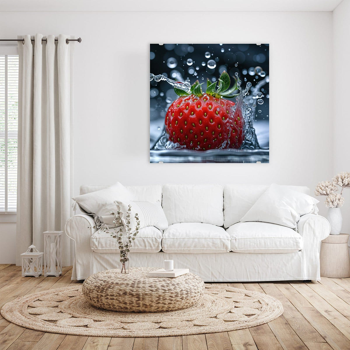 Glasbild Erdbeere im Spritzwasser an der Wand – Einzelne Erdbeere taucht ins Wasser ein, Spritzkrone und Tropfen vor dunklem Grund