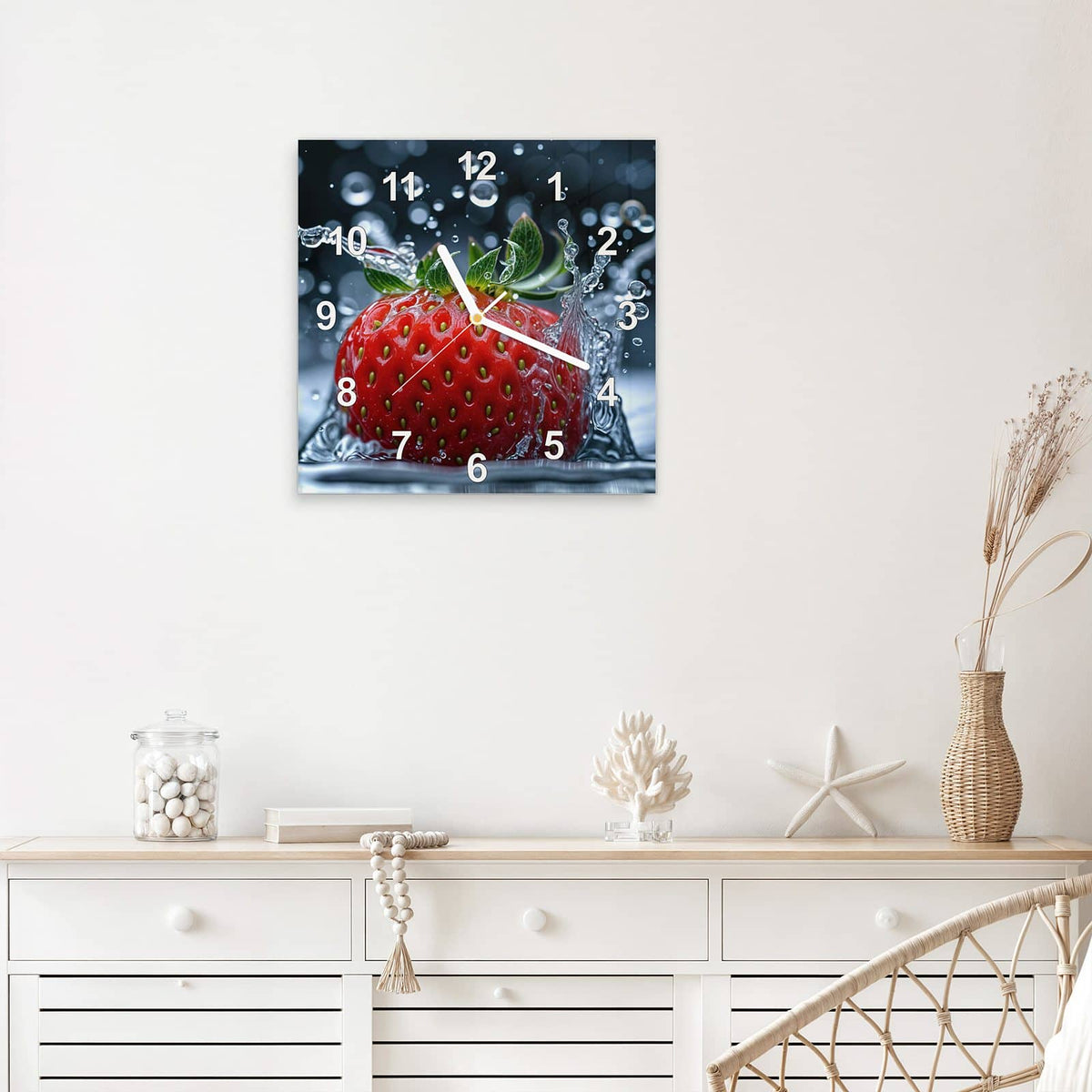 Quadratische Wanduhr aus Glas Erdbeere im Spritzwasser mit Ziffernblatt Modern über einem weißen Sideboard