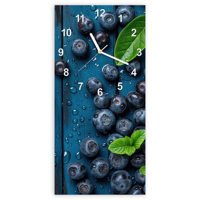 Wanduhr Blaubeeren auf Holz aus Glas – Hochformat 30 × 60 cm mit Ziffernblatt Modern