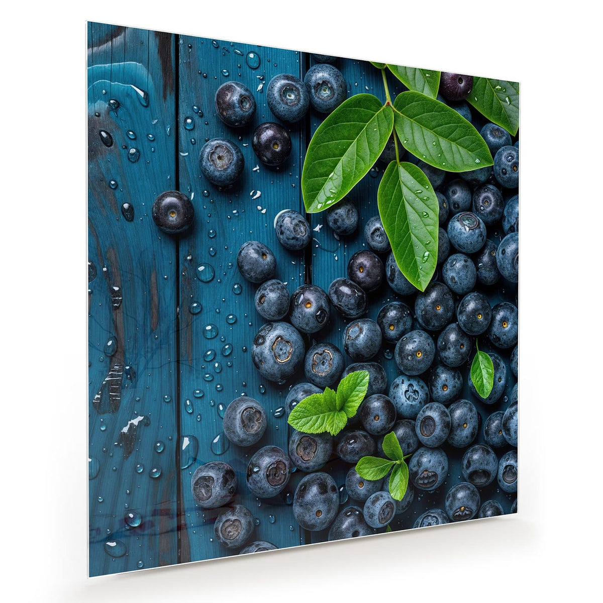 Viele Blaubeeren mit Blättern auf blau gestrichenen, nassen Holzdielen