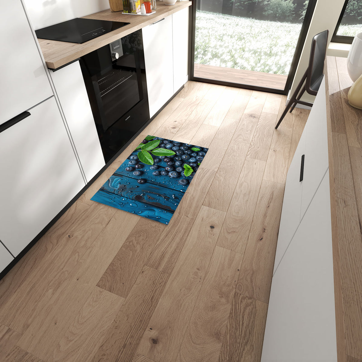 Waschbarer Küchenteppich mit Motiv Blaubeeren auf Holz in moderner Küche