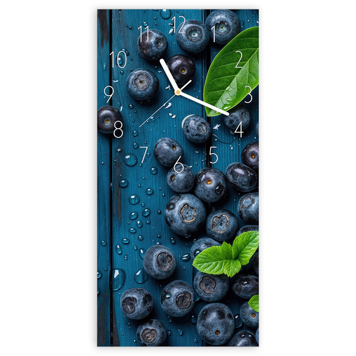 Wanduhr Blaubeeren auf Holz aus Glas – Hochformat 30 × 60 cm mit Ziffernblatt Elegant
