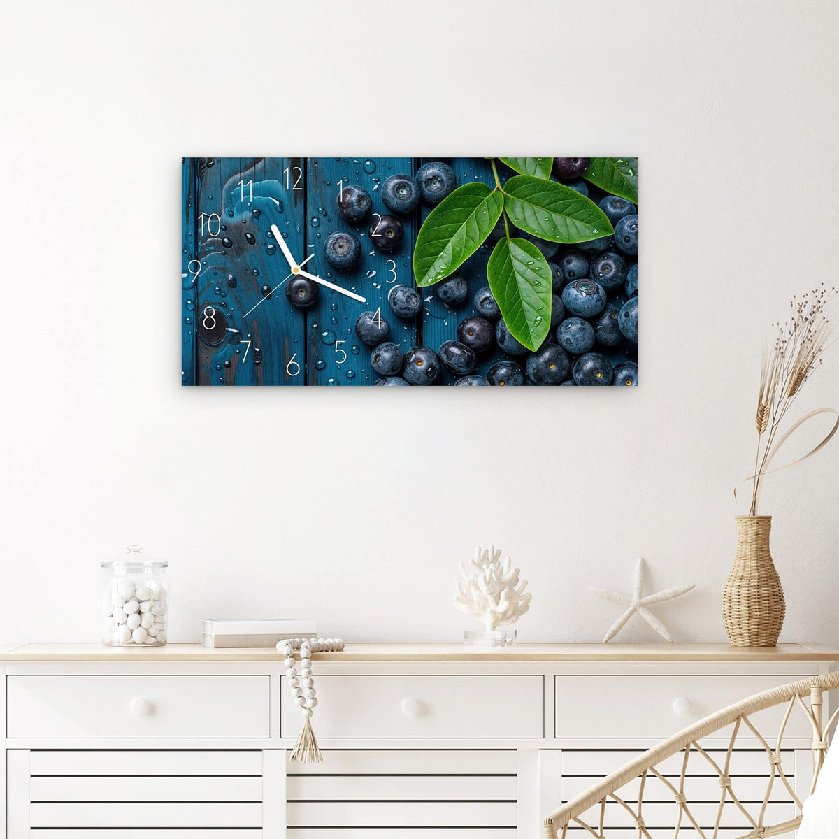 Wanduhr Blaubeeren auf Holz aus Glas – Querformat 60 × 30 cm – Blaubeeren auf blauem Holz
