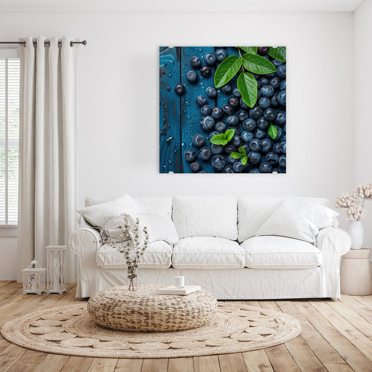Viele Blaubeeren mit Blättern auf blau gestrichenen, nassen Holzdielen