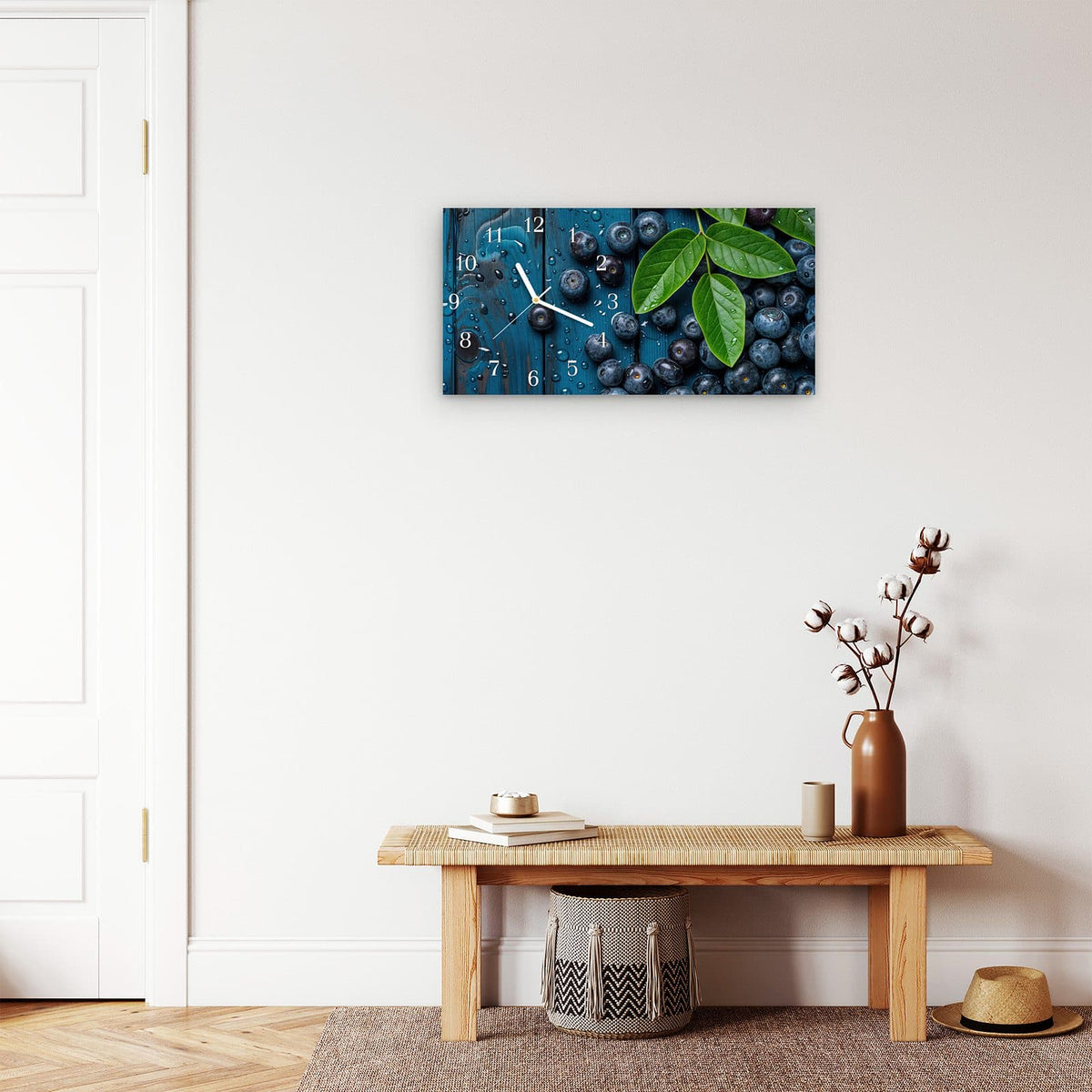 Moderne Wanduhr aus Glas mit Farbtiefe – Wanduhr Blaubeeren auf Holz aus Glas – Querformat 60 × 30 cm