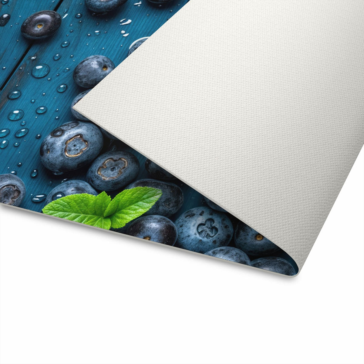 Schmutzabweisender Küchenteppich mit Motiv Blaubeeren auf Holz in der Unterseite