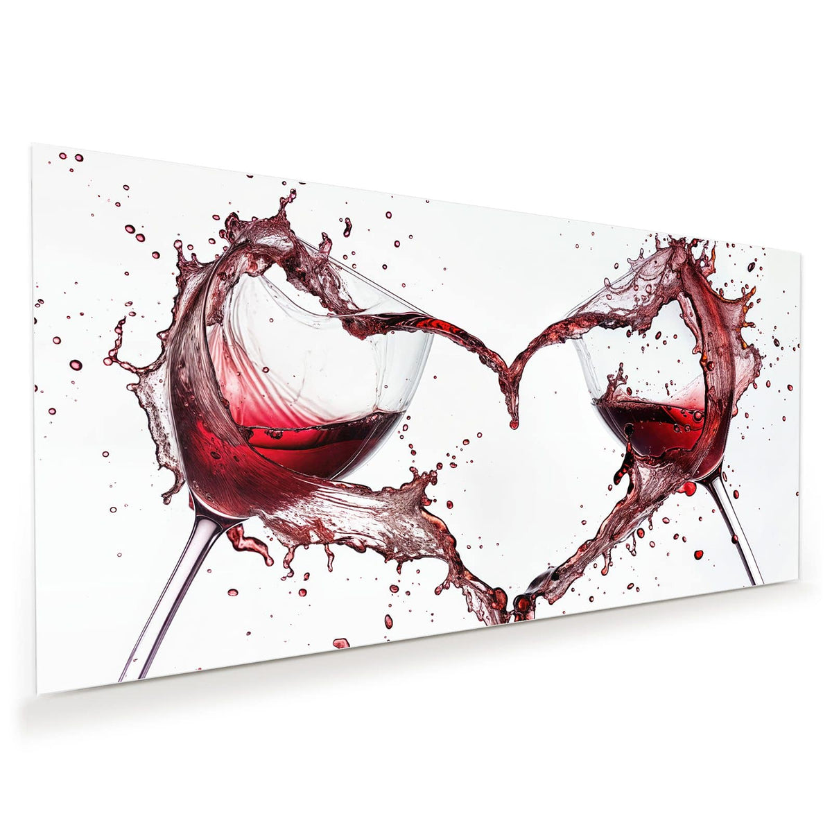 Zwei Gläser, aus denen Rotwein spritzt und vor weißem Grund ein Herz formt
