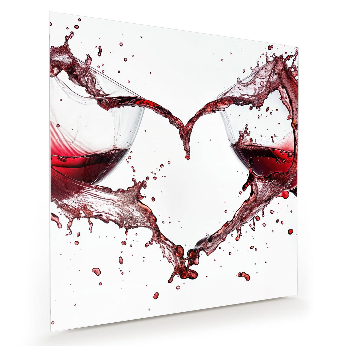 Zwei Gläser, aus denen Rotwein spritzt und vor weißem Grund ein Herz formt