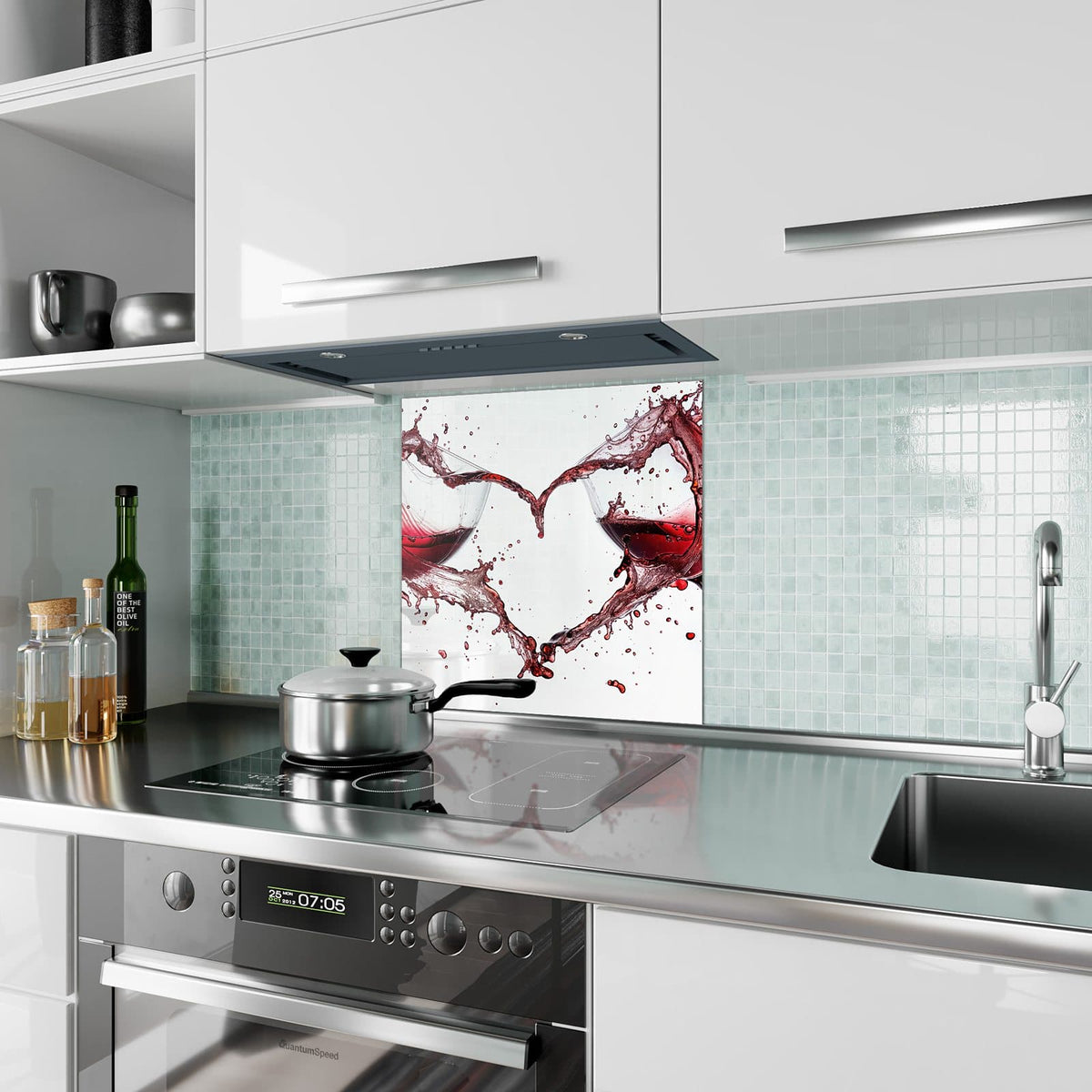 Küchenrückwand aus Glas Rotwein in Herzform im quadratischen Format als Spritzschutz hinter dem Kochfeld, über dem Fliesenspiegel montiert
