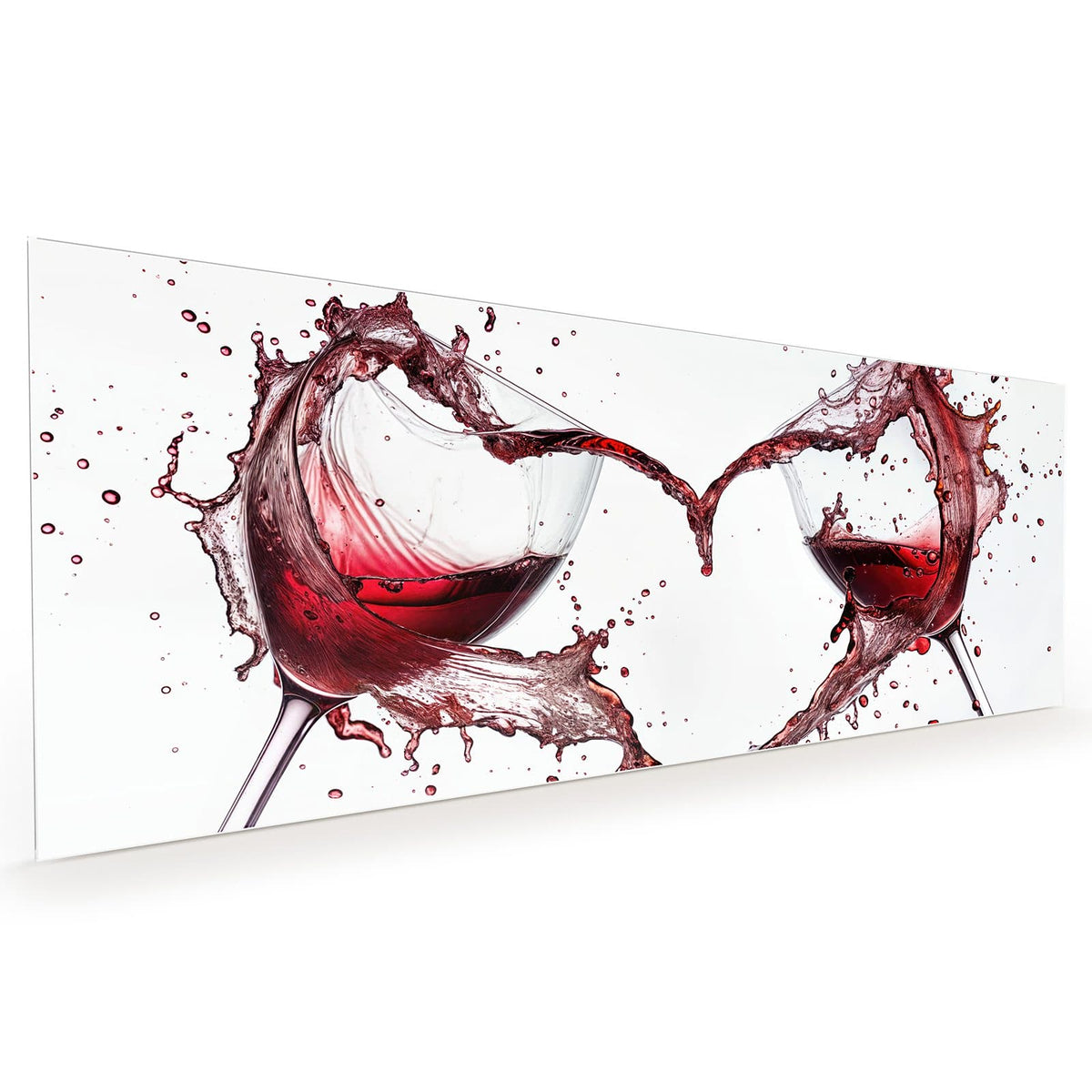 Küchenrückwand aus Glas im Hochformat: Zwei Gläser, aus denen Rotwein spritzt und vor weißem Grund ein Herz formt #grösse_40 x 100 cm #grösse_50 x 125 cm #grösse_60 x 150 cm