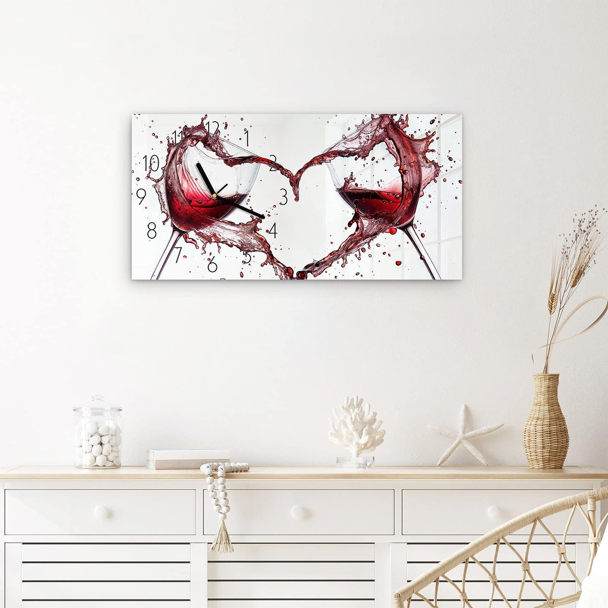 Wanduhr Weingläser Herz aus Glas – Querformat 60 × 30 cm – Rotwein spritzt in Herzform