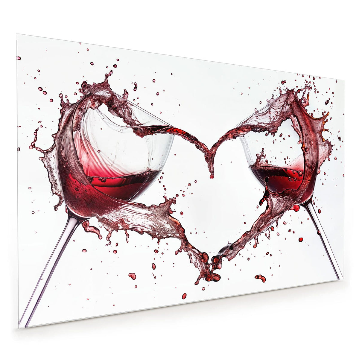 Küchenrückwand aus Glas im Hochformat: Zwei Gläser, aus denen Rotwein spritzt und vor weißem Grund ein Herz formt