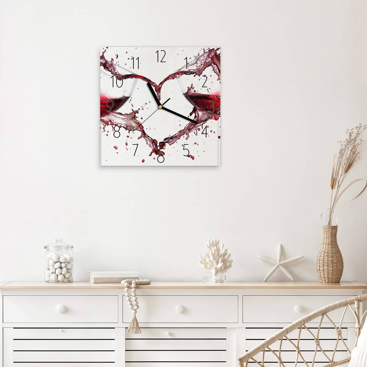 Wanduhr Rotwein in Herzform aus Glas – Quadratisch 30 × 30 cm – Rotwein spritzt in Herzform