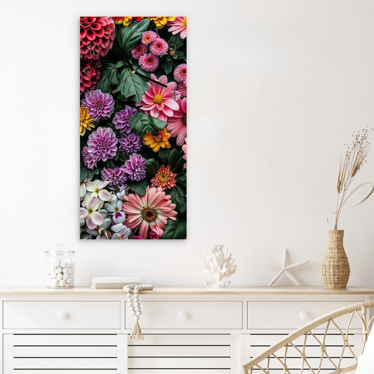 Wanduhr Blumenkomposition aus Glas – Üppige Blüten vor Dunkelgrün