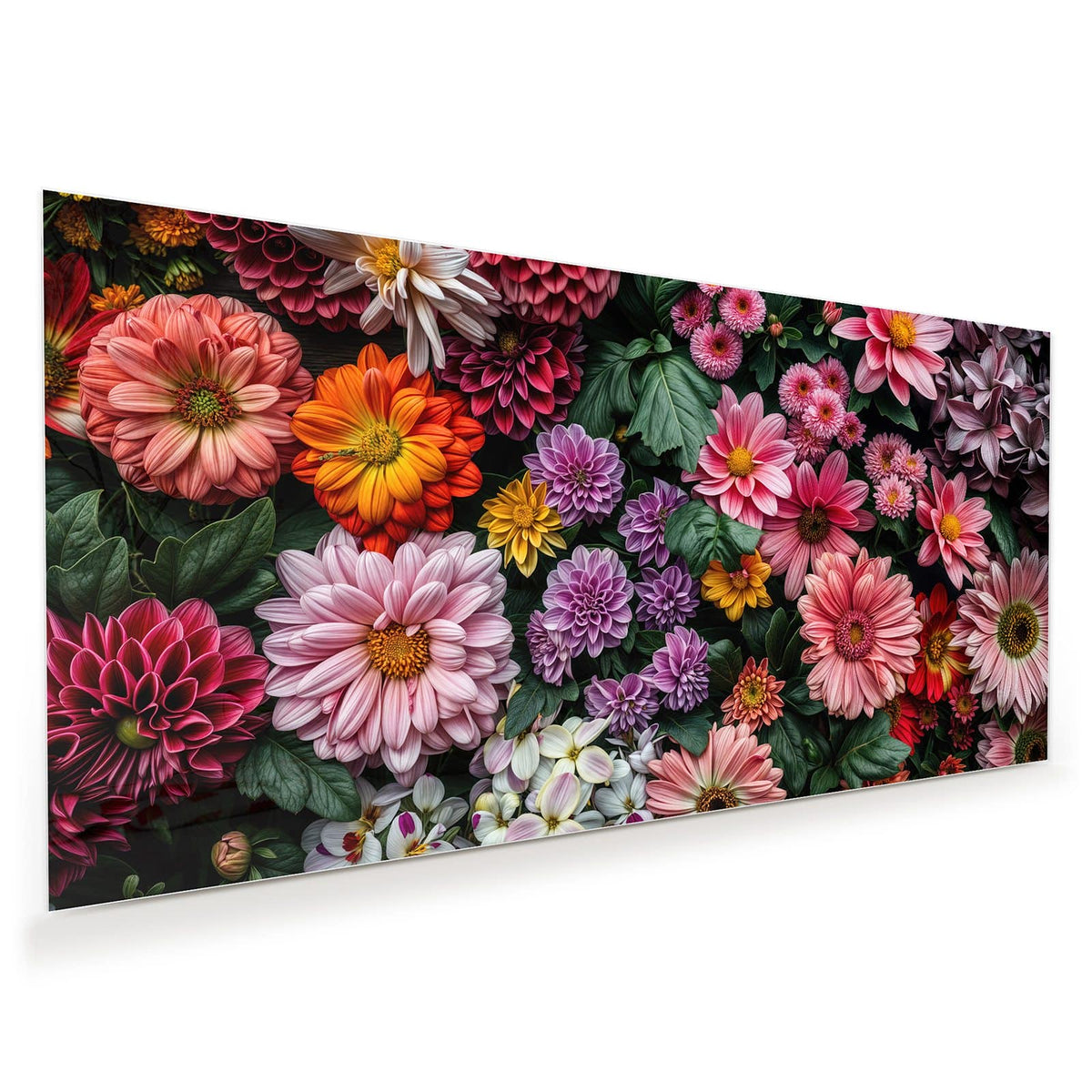 Flach ausgelegte, dicht gepackte Blüten - Dahlien, Gerbera, Chrysanthemen - mit grünen Blättern.