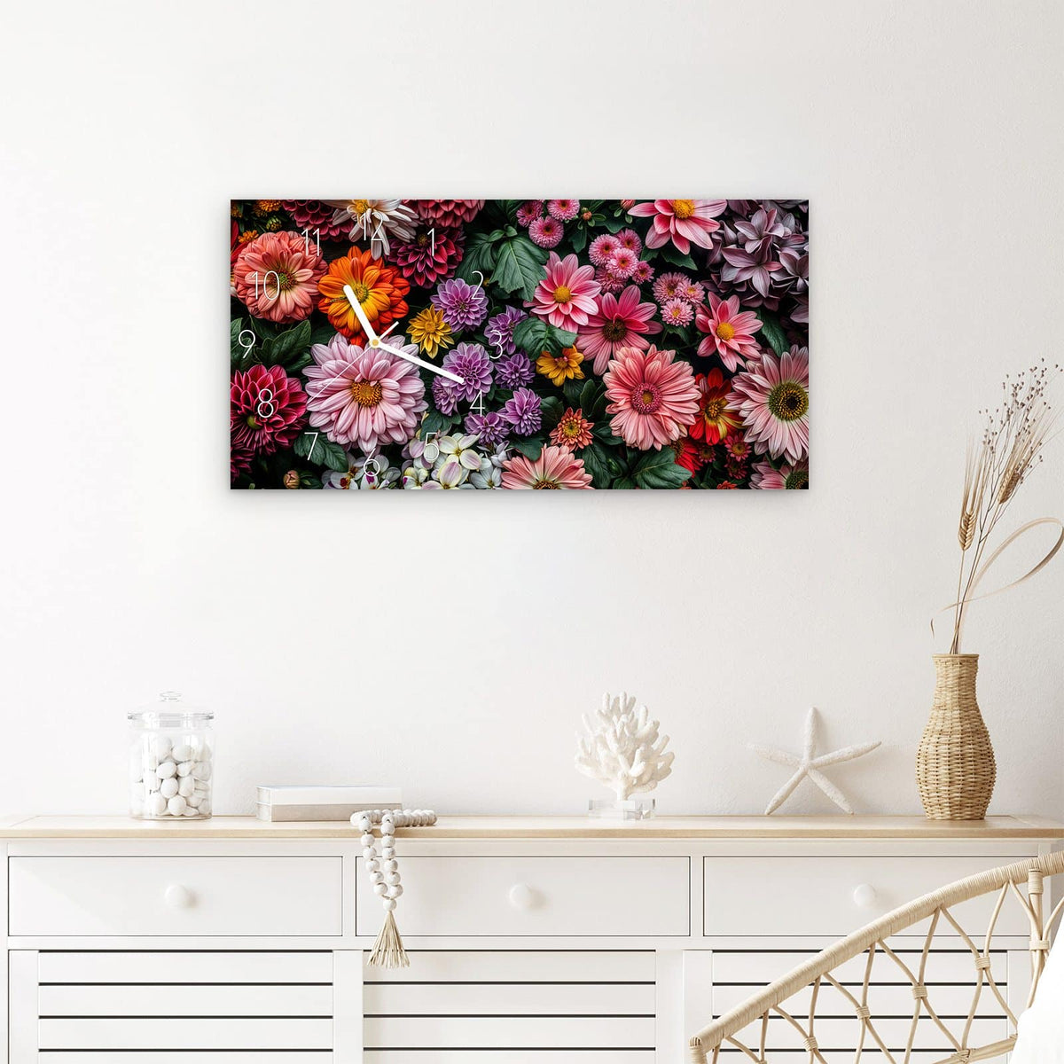 Wanduhr Blumenkomposition aus Glas – Querformat 60 × 30 cm – Üppige Blüten vor Dunkelgrün