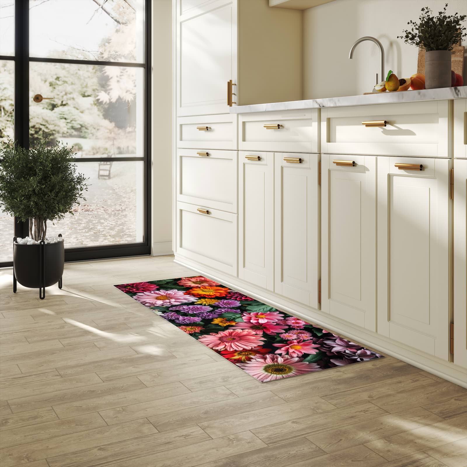 Langlebiger Küchenläufer mit Motiv Blumenkomposition in heller Küche