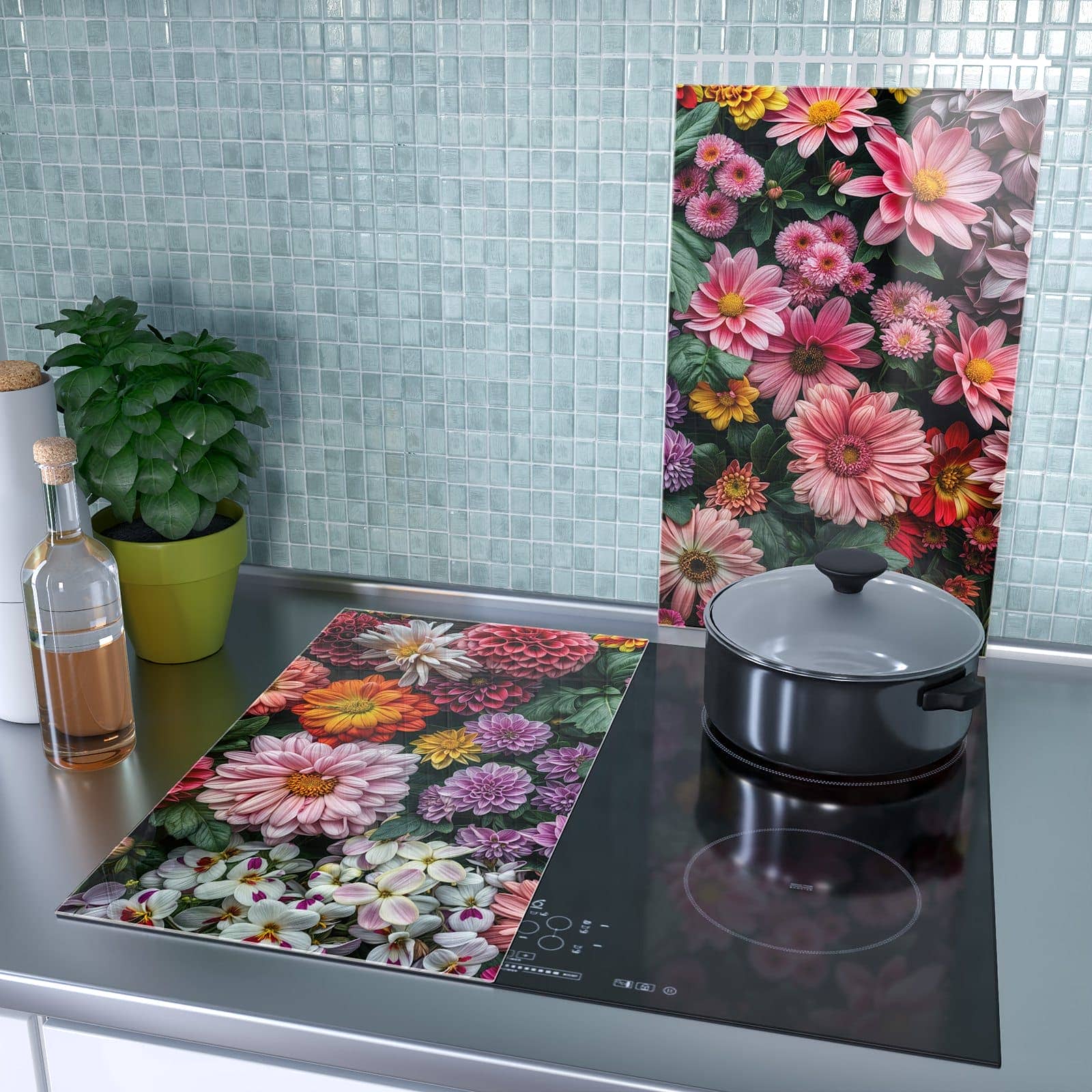2-teilige Herdabdeckung für Induktionsfeld mit Blumenkomposition-Motiv als Spritzschutz hinter dem Kochfeld