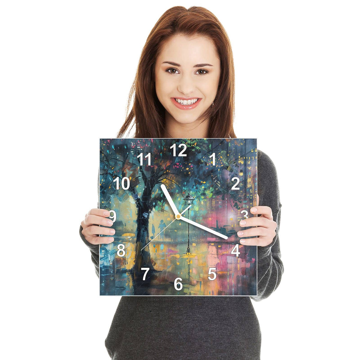 Quadratische Wanduhr aus Glas Stadtbaum bei Nacht in zwei Händen gehalten – Größenvergleich, 30 × 30 cm