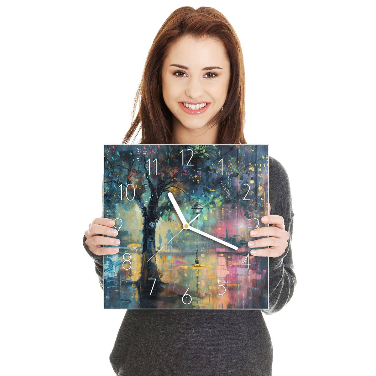 Quadratische Wanduhr aus Glas Stadtbaum bei Nacht in zwei Händen gehalten – Größenvergleich, 30 × 30 cm