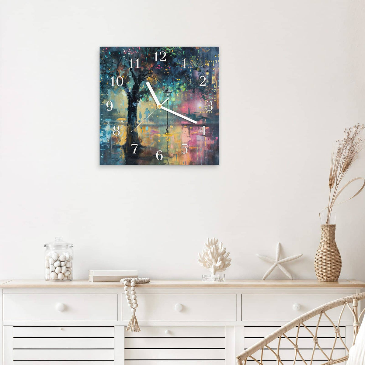 Quadratische Wanduhr aus Glas Stadtbaum bei Nacht mit Ziffernblatt Klassisch über einem weißen Sideboard