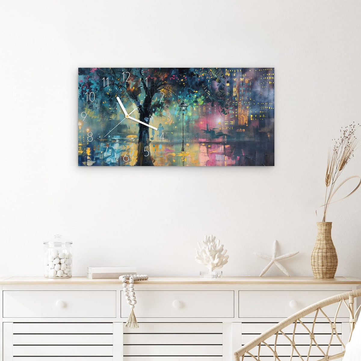 Wanduhr Regen in der Stadt aus Glas – Querformat 60 × 30 cm – Blühender Baum in nächtlicher Stadt