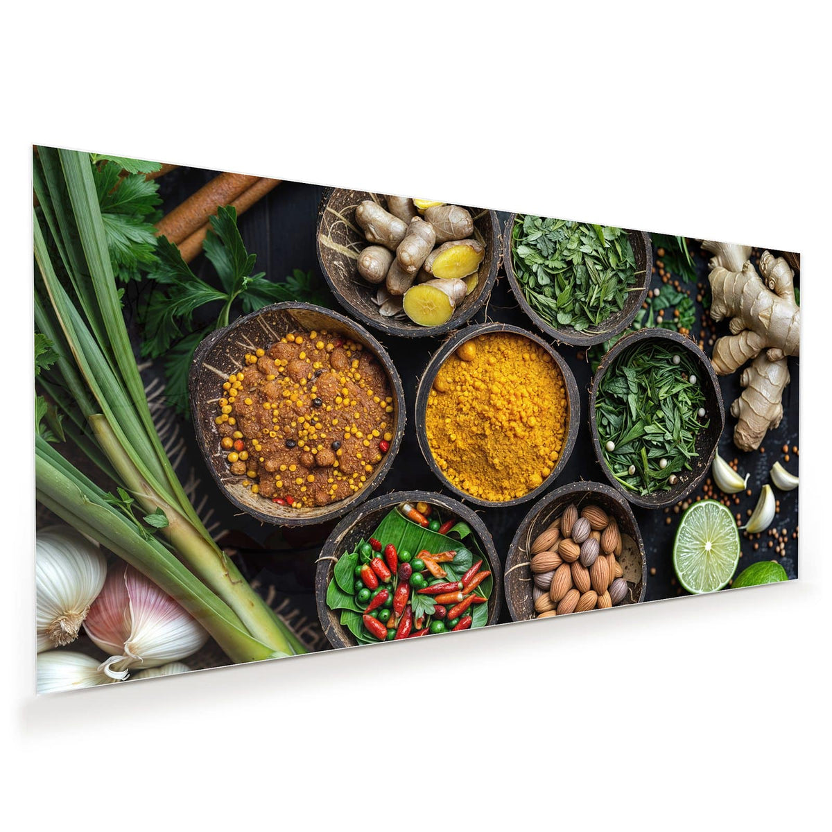 Sieben halbe Kokosnussschalen mit Kurkuma, Chili, Curryblättern, Ingwer und Nüssen auf dunklem Grund