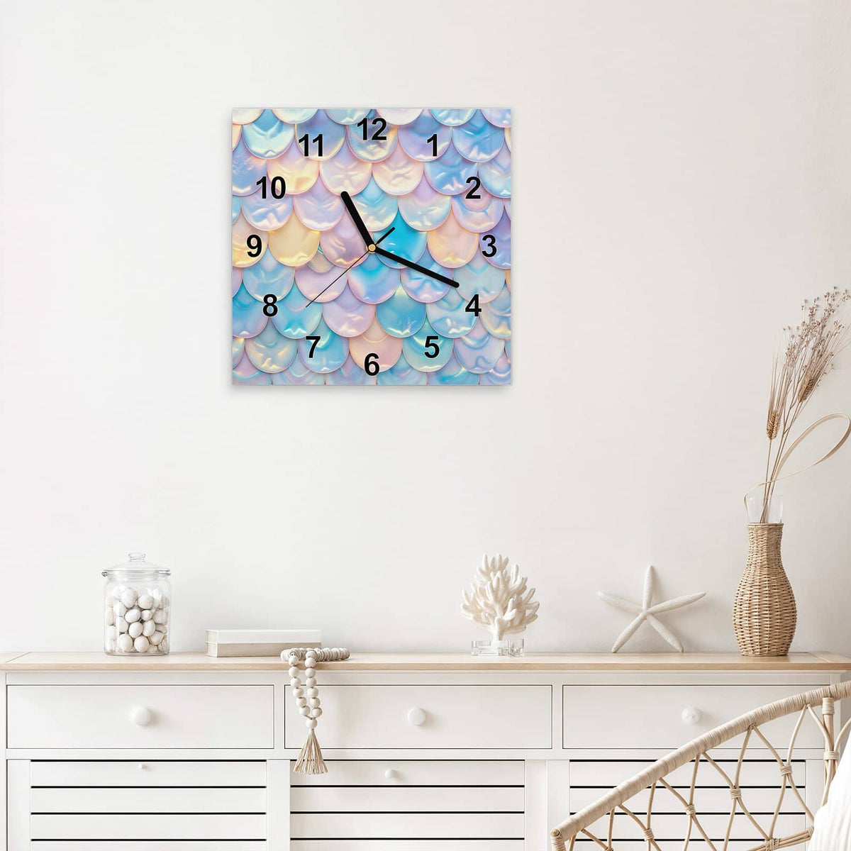 Quadratische Wanduhr aus Glas Schuppen in Pastell mit Ziffernblatt Modern über einem weißen Sideboard