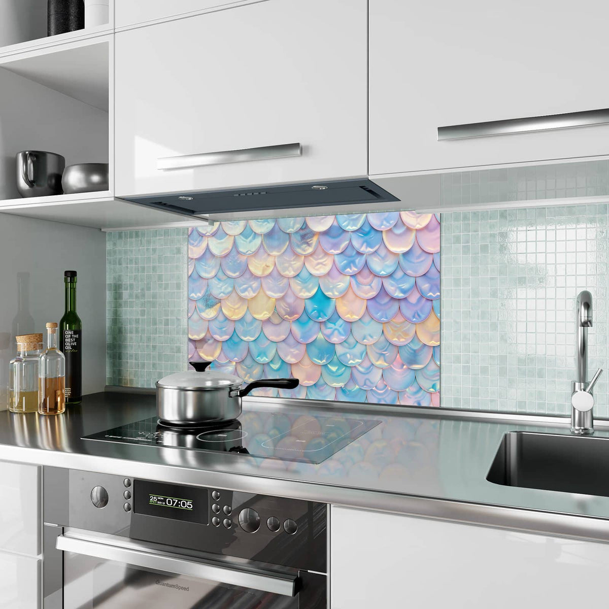 Küchenrückwand aus Glas Schuppen in Pastell im Hochformat als Spritzschutz hinter dem Kochfeld, über dem Fliesenspiegel montiert