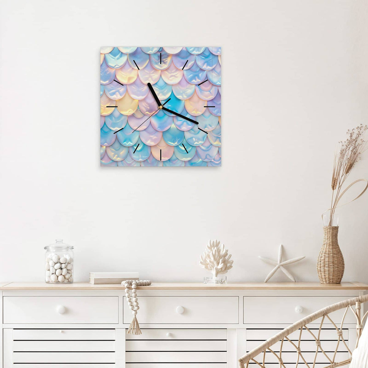 Quadratische Wanduhr aus Glas Schuppen in Pastell mit Ziffernblatt Linie über einem weißen Sideboard