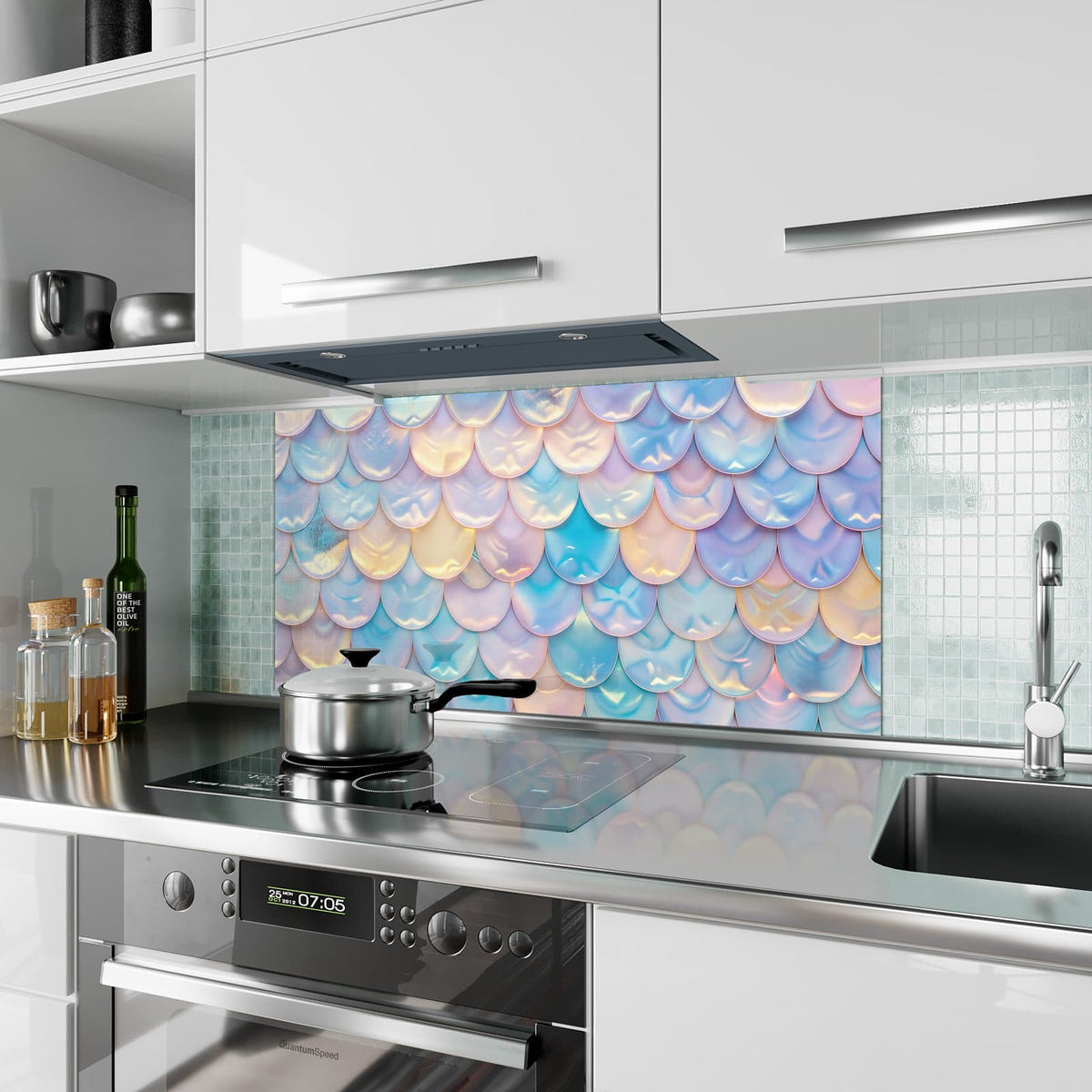 Küchenrückwand aus Glas Schuppen in Pastell im Hochformat als Spritzschutz hinter dem Kochfeld, über dem Fliesenspiegel montiert