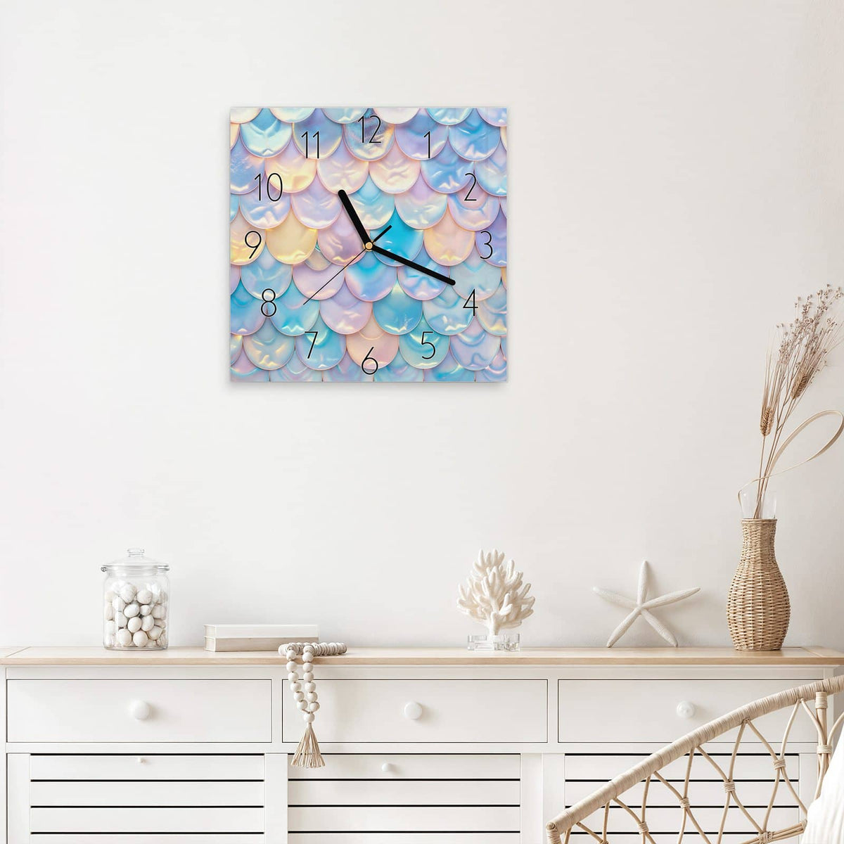 Wanduhr Schuppen in Pastell aus Glas – Quadratisch 30 × 30 cm – Schillernde Schuppen in Pastell