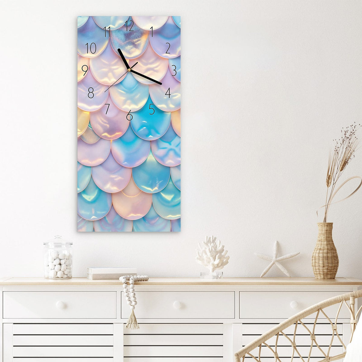 Wanduhr Schuppen Mix Pastell aus Glas – Hochformat 30 × 60 cm – Schillernde Schuppen in Pastell
