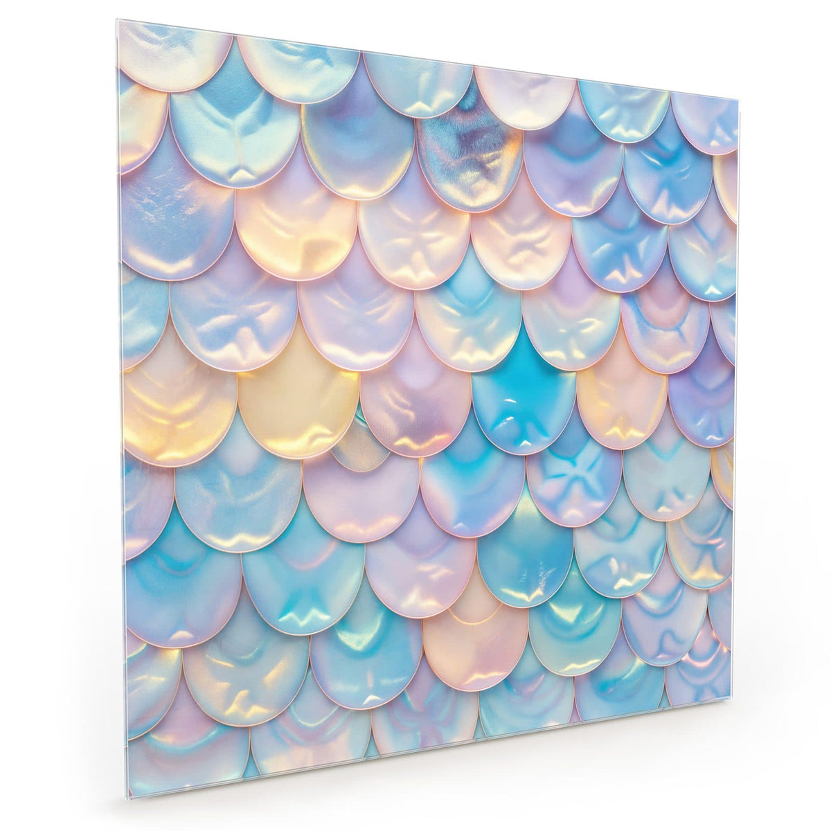 Küchenrückwand aus Glas im quadratischen Format mit Motiv Schuppen in Pastell: Perlmuttartige Halbkreis-Schuppen in Hellblau, Rosa und Gelb #grösse_40 x 40 cm #grösse_50 x 50 cm #grösse_60 x 60 cm