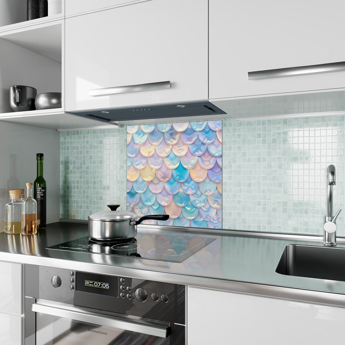 Küchenrückwand aus Glas Schuppen in Pastell im quadratischen Format als Spritzschutz hinter dem Kochfeld, über dem Fliesenspiegel montiert