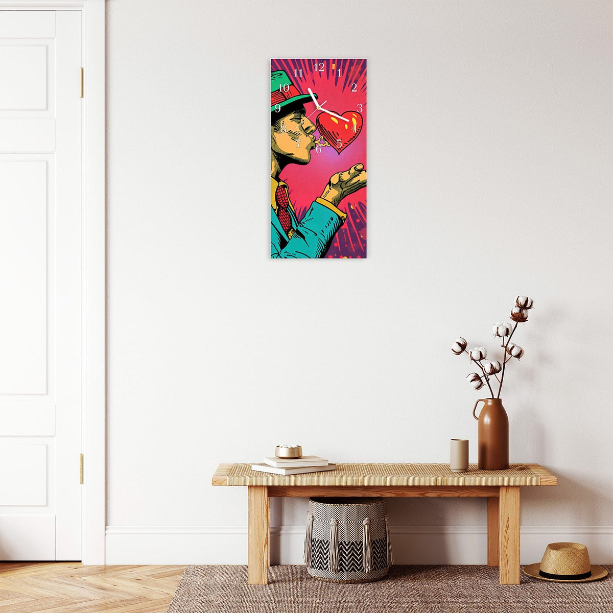 Moderne Wanduhr aus Glas mit Farbtiefe – Wanduhr Kuss der Liebe aus Glas – Hochformat 30 × 60 cm