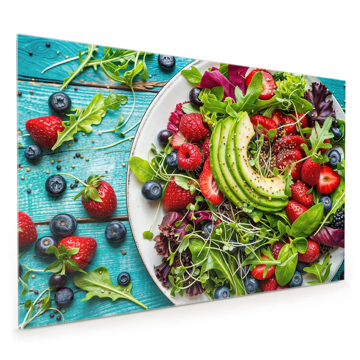 Küchenrückwand aus Glas im Hochformat mit Motiv Salat mit Beeren: Weißer Teller mit Blattsalat, Avocadoscheiben, Erdbeeren #grösse_40 x 60 cm #grösse_50 x 75 cm #grösse_60 x 90 cm #grösse_80 x 120 cm