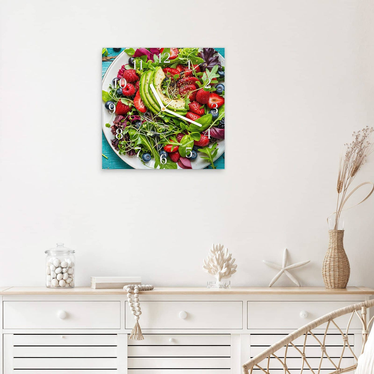 Quadratische Wanduhr aus Glas Salat mit Beeren mit Ziffernblatt Klassisch über einem weißen Sideboard
