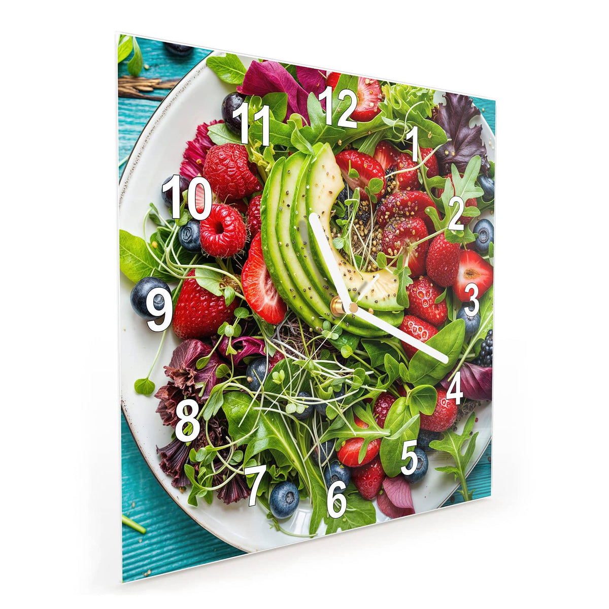 Quadratische Wanduhr aus Glas Salat mit Beeren schräg von der Seite, 4 mm starkes Glas