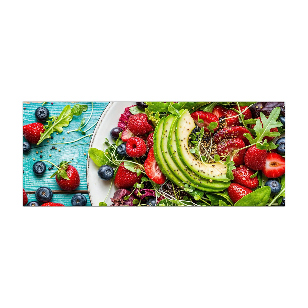 Küchenrückwand aus Glas Salat mit Beeren im Hochformat, Motiv bildfüllend von vorn