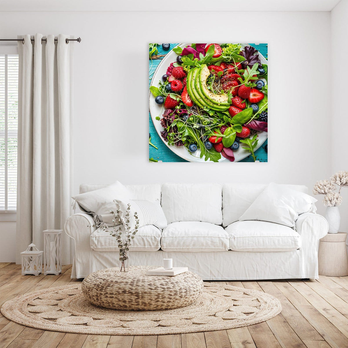 Glasbild Salat mit Beeren an der Wand – Weißer Teller mit Blattsalat, Avocadoscheiben, Erdbeeren, Himbeeren und Blaubeeren auf türkisem Holz
