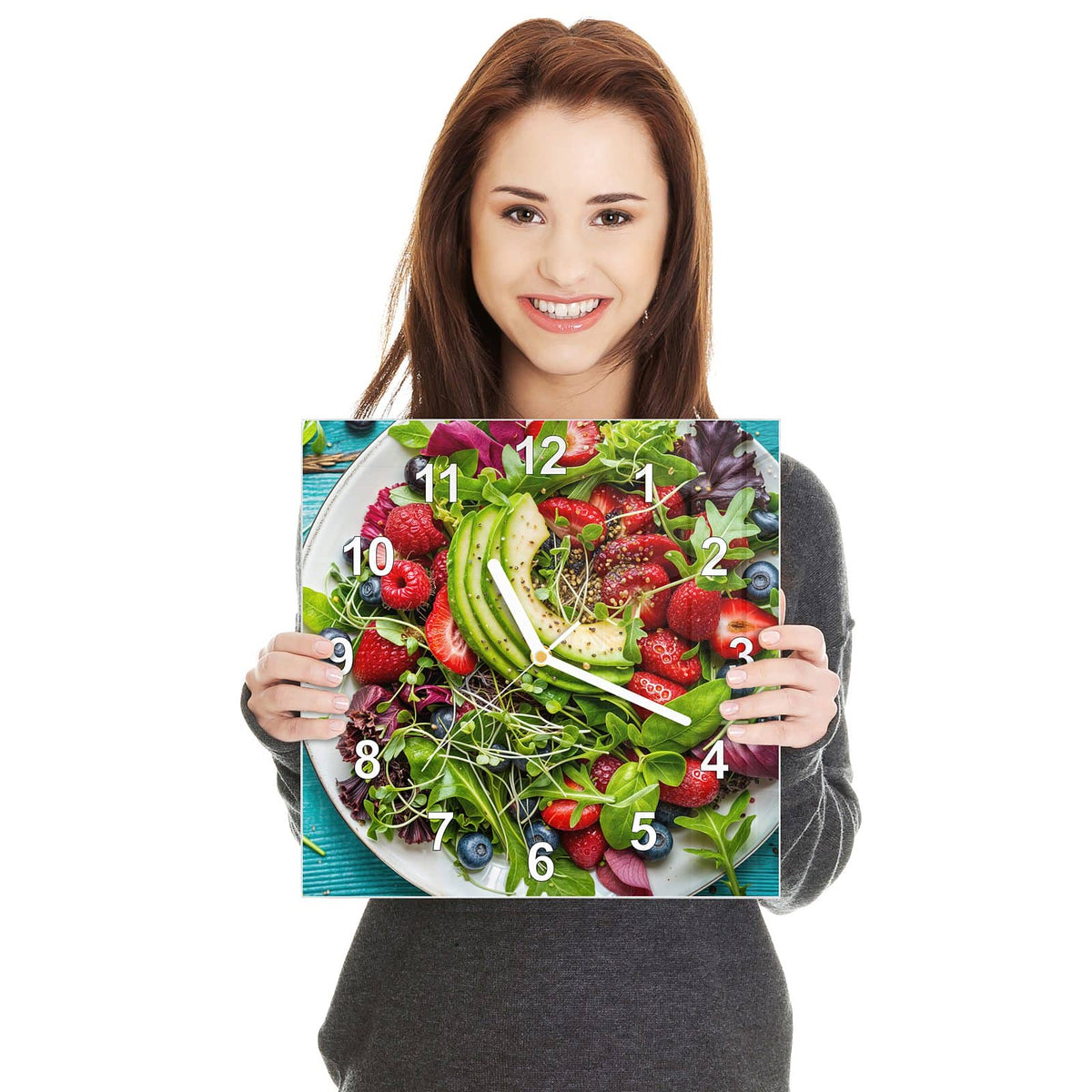 Quadratische Wanduhr aus Glas Salat mit Beeren in zwei Händen gehalten – Größenvergleich, 30 × 30 cm